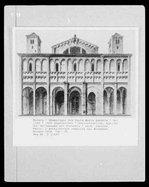 L'Architettura Romanica nel Novarese — Tafel 35: Rekonstruktion der Ostfassade mit Vorhalle