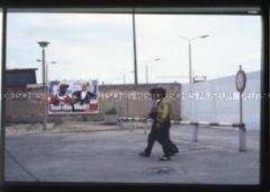 Serie: Mauerfall/Deutsche Einheit: Berliner Mauer an der Köpenicker Straße mit Werbung "Test the West"