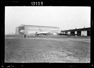 o. O. [Flugplatz mit Luftschiffhalle]