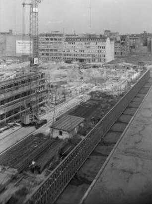 180° Panorama, Bild 5 von 5. Blick auf die Baustelle GSW-Hochhaus. Berlin-Kreuzberg, Markgrafenstraße