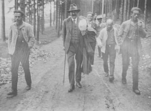 Hermann Duncker, Arbeiterführer in Begleitung von Arbeitern nach einem Lehrgang in Bermsgrün/Erzgebirge : Hermann Duncker, Arbeiterführer in Begleitung von Arbeitern nach einem Lehrgang in Bermsgrün/Erzgebirge