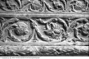 Portalrahmung, Umlaufende Rahmung mit florealen Ranken und zwei Schild tragenden Engeln