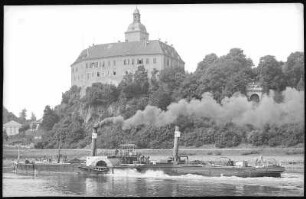 Hirschstein. Schloss mit Elbe und Schlepper