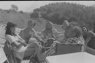 Čičmany. Akt-Pleinair 1980. Eva Mahn, Peter Söllner, Volkhard Wilhelm, Roger Rössing (vorn) und Claus Baumann während einer Besprechung