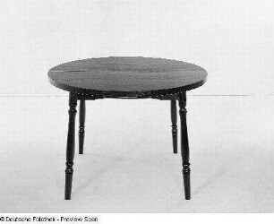 Runder Ausziehtisch (Modell K 107/62)