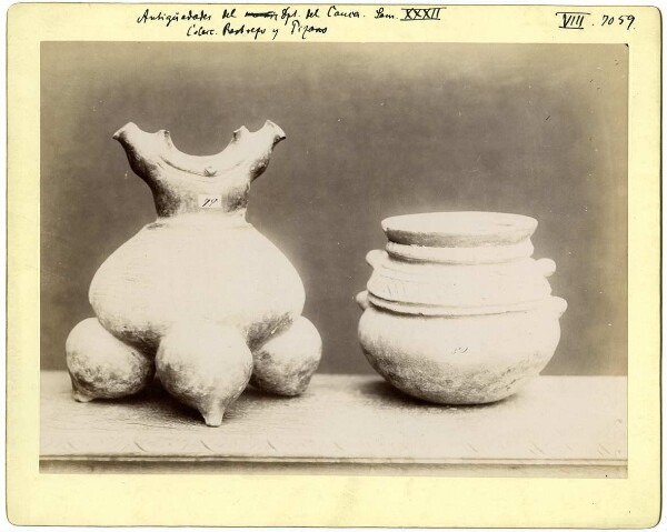 Clay vessels and figurative vessels from the Restrepo y Pizano Collection, Antigüedades del Dpt. de Cauca Lam. XXXII