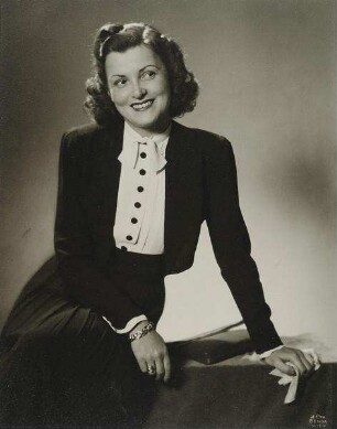 Die Sängerin und Schauspielerin Maria Andergast