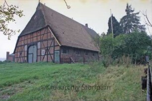 Haus 1: Fachhallenhaus mit Reetdach: Wirtschaftstrakt: Giebelseite mit Scheunentor