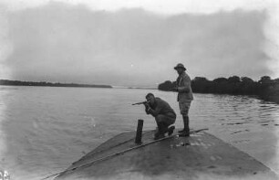 Rio Paraná : Zwei Schützen am Heck des Bootes auf dem Rio Paraná.