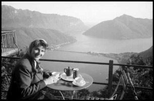 San Salvatore: Terrasse auf dem San Salvatore, mit Spitzli, Hintergrund See