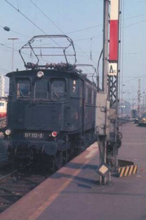 Stuttgart Hbf. Gleis 14 Lok 117 112 Lz Stw2