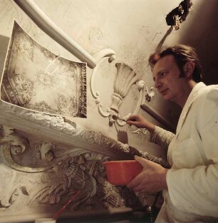 Würzburg. Stuckrekonstruktion in der Würzburger Residenz. Stukkateur beim freien Antragen von Stuck nach fotografischer Vorlage