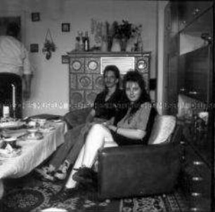 Serie Kolleginnen und Kollegen, Bürger der DDR - Ehemalige Anlagenfahrerin, arbeitslos (Carmen Heidemeyer, 22 Jahre)