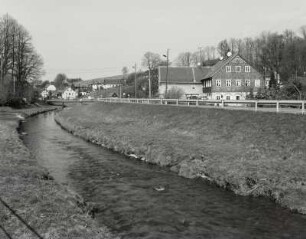 Nesalza-Spremberg, Spreeufer : Neusalza-Spremberg. Spreeufer. Blick über die Spree zur Bautzener Straße