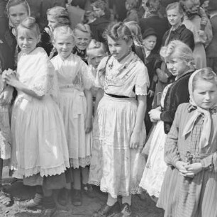 Grundsteinlegung für einen Schule in Briesen. Zuschauer. : Połoženje zakładneho kamjenja za šulu w Brjazynje. Přihladowarjo.