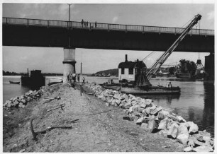 Wiederherstellung Mittelwasserleitwerk unterhalb Deggendorfer Straßenbrücke, Schwimmbagger