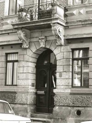 Dresden-Neustadt, Martin-Luther-Straße 12 / Ecke Martin-Luther-Platz. Wohnhaus mit Läden (um 1890). Portal und Balkon (1. Obergeschoß)