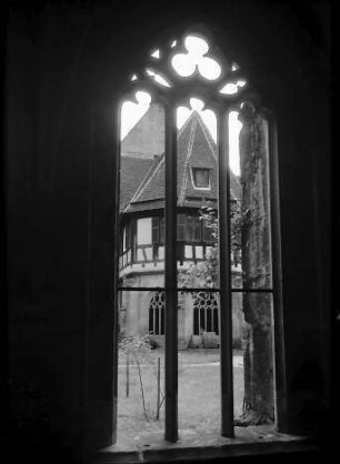 Tübingen-Bebenhausen: Blick auf die Fenster des Kreuzganges der Kirche