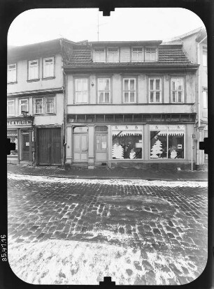 Nordhausen, Barfüßerstraße. Wohnhaus mit Laden. Straßenfront