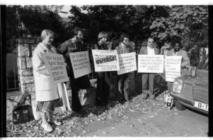 Kleinbildnegativ: Protest vor dem Konsulat der Republik Südafrika, Koenigsallee, 1977