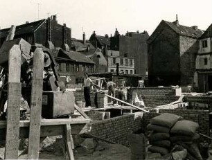 Wohnraum wird nach dem Krieg dringend benötigt. Baustelle eines Neunaus