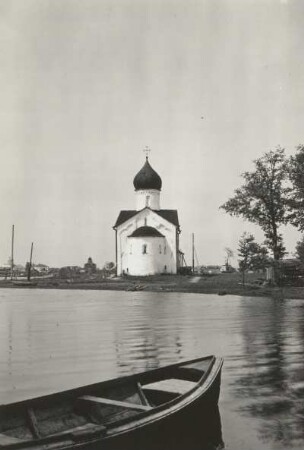 Nowgorod. Kirche des Johannes des Evangelisten (in Radokowiza) (1380). Blick über den See auf die Apsis