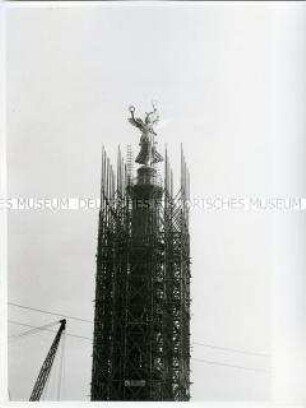 Die eingerüstete Berliner Siegessäule bei der Umsetzung auf den Großen Stern