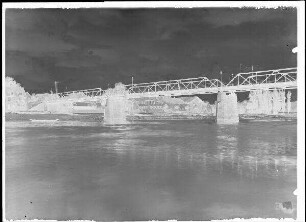 Staustufe Himmelstadt. Ansicht der Mainbrücke von (vermutlich) Zellingen, im Hintergrund ist die Ortschaft zu erkennen.