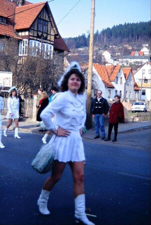 Umzug; Tänzerin (?)