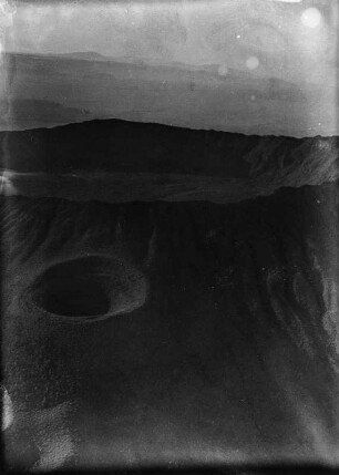 Vulkankrater : Blick auf einen Vulkan mit einem Seitenkrater.