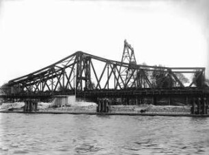 Bau der Drehbrücke Rendsburg/Nord-Ostsee-Kanal