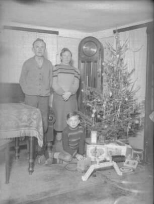 Malschendorf Nr. 25. Der Fotograf mit seiner Frau und dem jüngeren Sohn zu Weihnachten