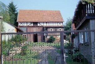 Blick in einen Hof, hinten Scheune
