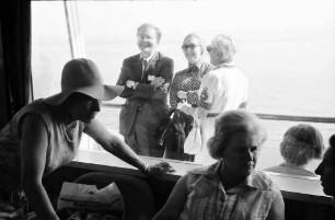 24. Tagung 1974 Chemiker; Bodenseefahrt: Gruppen mit Studenten; vor dem Fenster: Geoffrey Wilkinson, Frau Wilkinson, H. Kiderlen