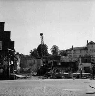 Firma Carl Hoffmann: Hindenburgstraße: Elektrohandel: Neubau: Fundament: darauf Arbeiter: Baumaterial, Baumaschinen und Baukran: links Wohn- und Geschäftshaus mit Haushaltswarengeschäft Otto Möller: hinten restliche Gebäude: im Hintergrund rechts Gebäude der Volkshochschule: 22. August 1968