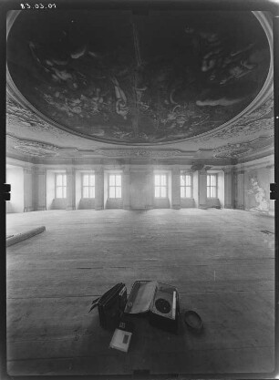 Zittau. Ehem. Franziskanerkloster. Heffterbau (1652/1662; M. Pötzsch). Großer Saal (ehem. Bibliothekssaal) mit Deckengemälde (Vorstellung der Pandora durch Jupiter)