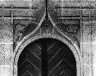 Portalbekrönung mit Christuskopf : Portalbekrönung mit Christuskopf (um 1500). Turnau (Steiermark), Pfarrkirche Sankt Jakob, Westportal