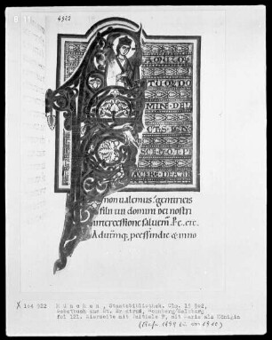 Gebetbuch aus dem Benediktinerinnenkloster Sankt Erentrud auf dem Nonnberg — Initiale F (amulorum), darin Maria als Königin, Folio 121