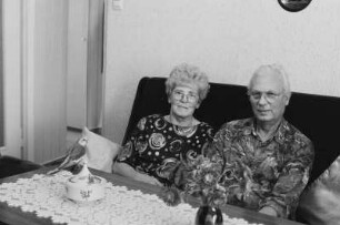 Familie F. (Rentner, Vorruheständlerin) im Wohnzimmer