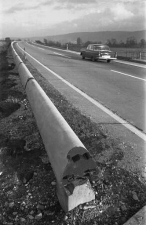 Montage von Leitplanken aus Stahlbeton auf dem Mittelstreifen der Autobahn zwischen Rüppurr und Ettlingen.