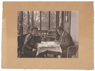 Max Reger mit Ehefrau Elsa auf der Veranda des Jenaer Wohnhauses