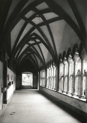 Bozen, Franziskanerkloster : Bozen. Franziskanerkloster. Kreuzgang (um 1350, Gewölbe 1451/1500)