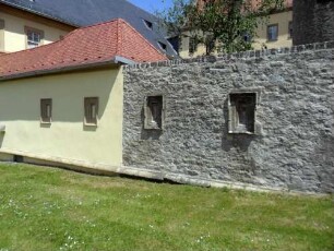 Stadtbefestigung - Ansicht im Südsüdwesten-Schloß als Bestandteil der Stadtbefestigung-Wehrmauer (Wehrgang im 19 Jh abgetragen) mit erhaltenen abgestuften Geschützscharten über Feldseite in Übersicht