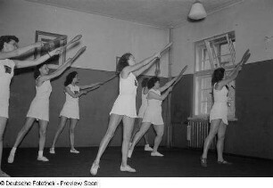 Sportlerinnen während einer Gymnastikübung mit Keulen