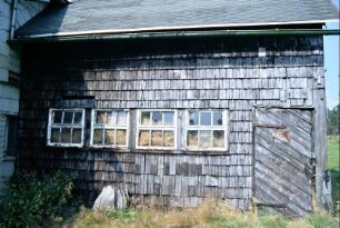 Schuppen der "Pension Arnika", mit Holzschindeln verkleidet