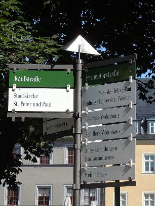 Weimar - Hinweisschilder : Hinweisschilder in der Innenstadt, aufgenommen in Weimar am 4. September 2010