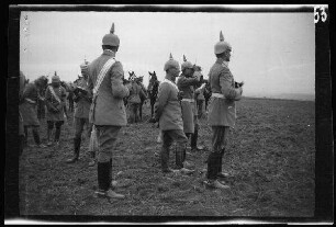 Offiziere mit Pickelhaube und Feldstecher auf einem weiten Feld beim Beobachten (Seitansicht)