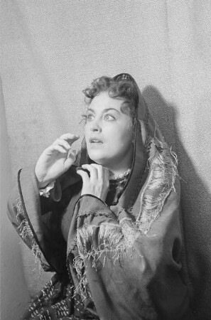 Szenenbilder aus der komischen Oper "Carmen" von Georges Bizet an der Komische Oper Berlin