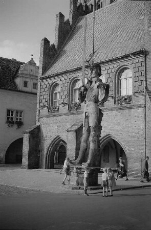 Stendal. Gerichtslaube mit Roland