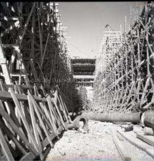 Fundament eines Großbunkers für deutsche U-Boote in einem Hafen an der französischen Atlantikküste